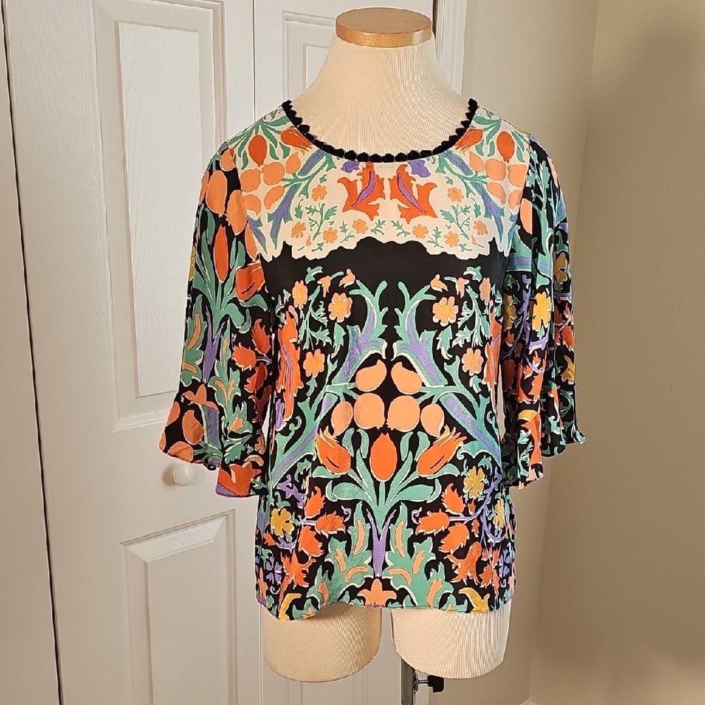 Athropologie Maeve. Silk Blouse. Size 4. Crochet Details Atound The Neck